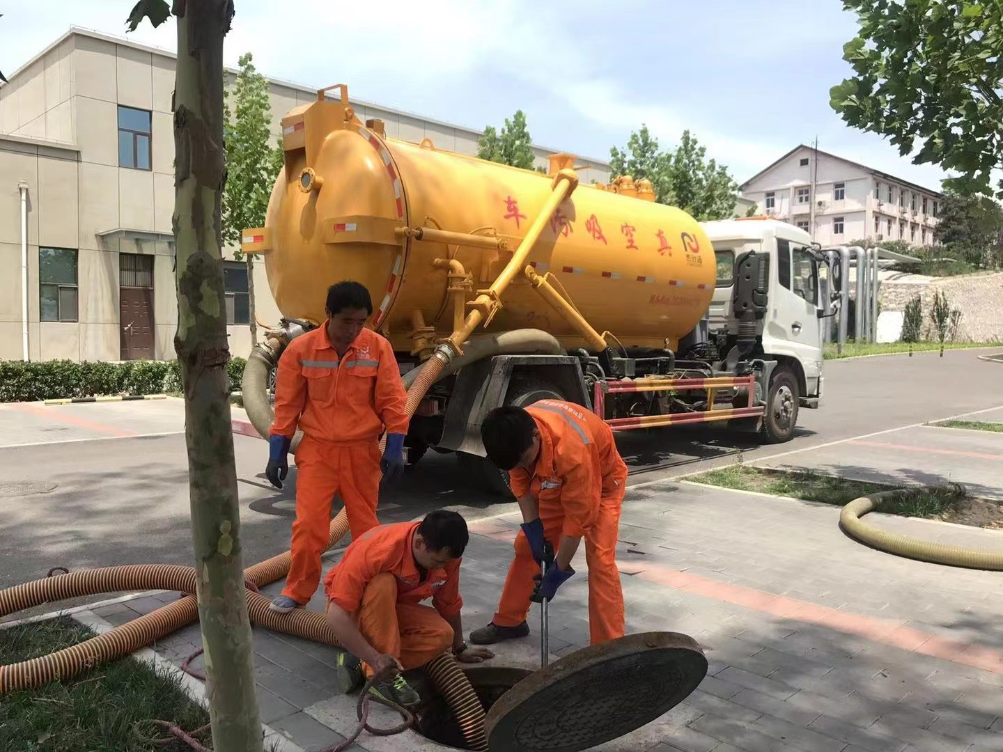 浩口镇管道疏通车停在窨井附近